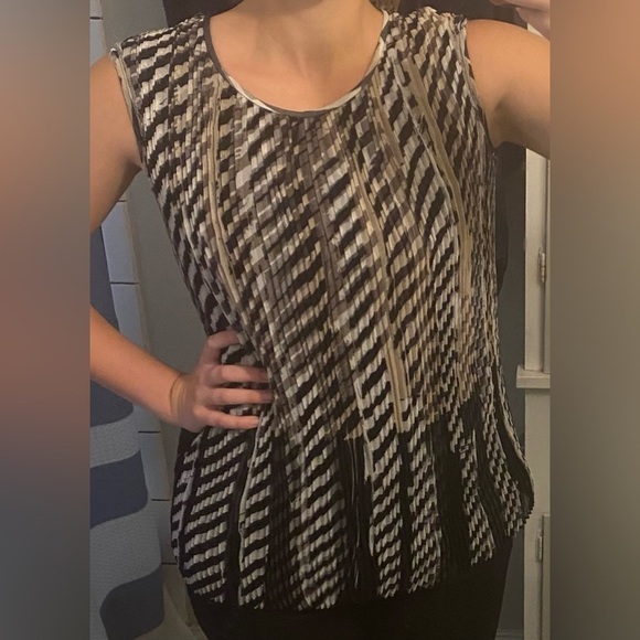 St. John Pleated Sleeveless Blouse - Picture 5 of 6